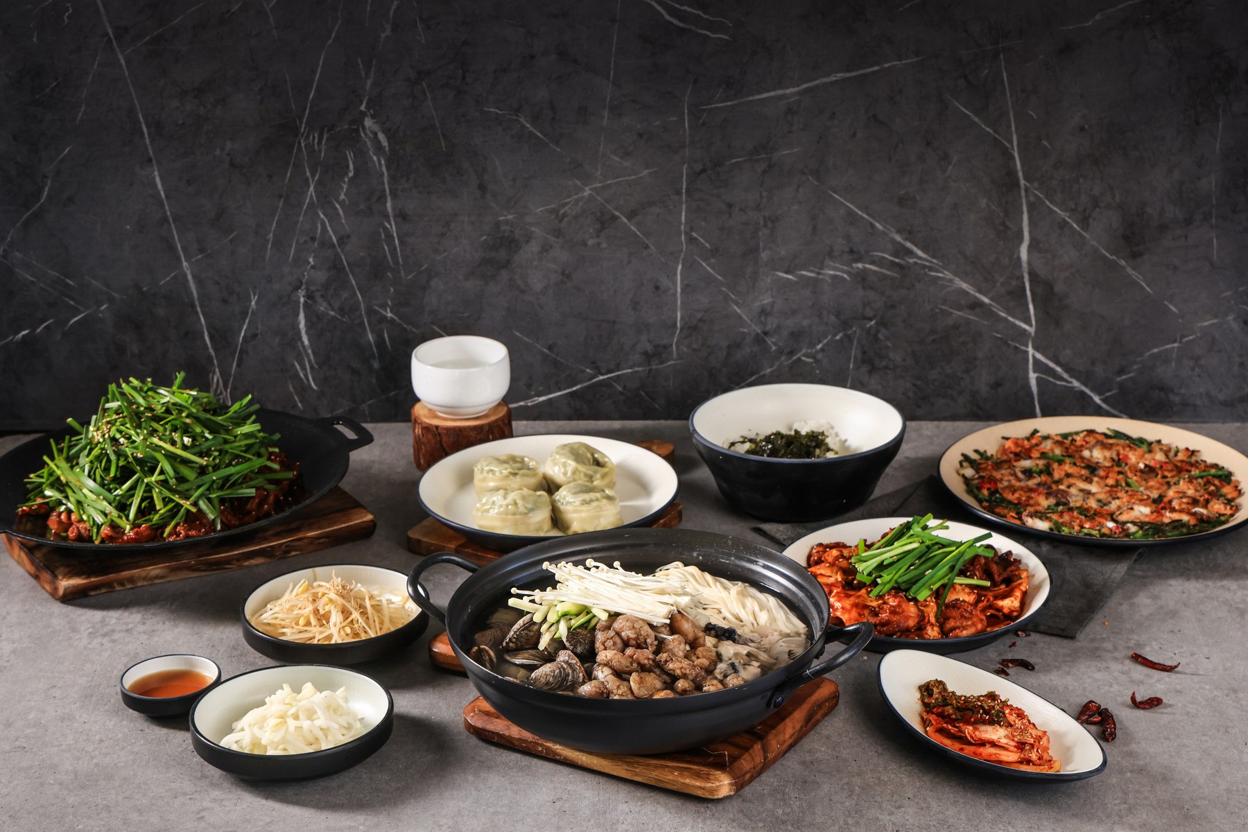 점심 칼국수와 저녁 부추 철판 쭈꾸미, 전 등 유복칼국수 메뉴 한 상