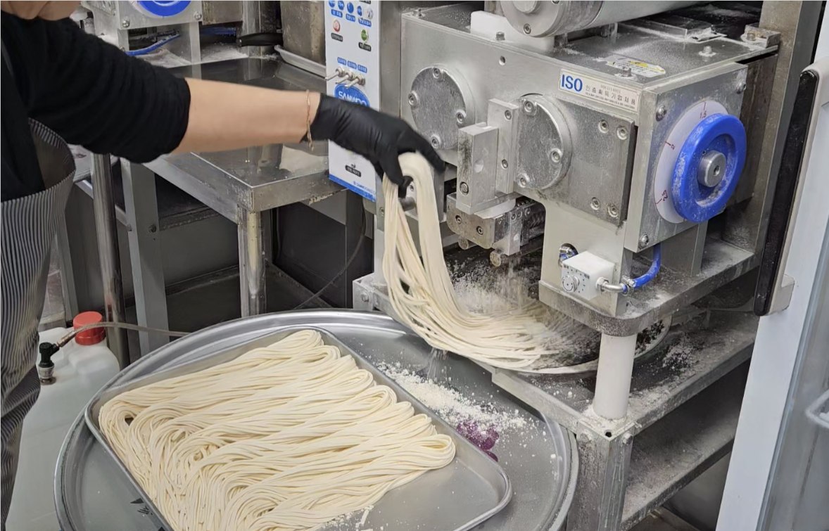 매장에서 자동 제면기로 면을 뽑는 모습