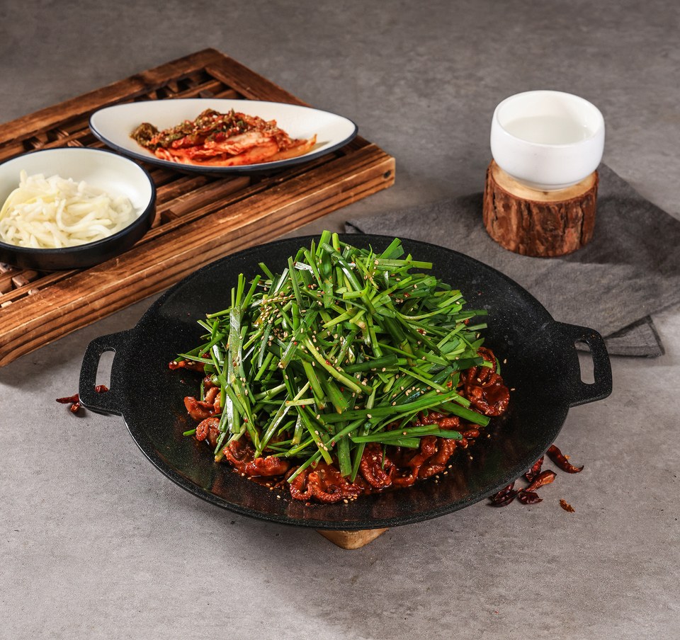 저녁 대표 메뉴 부추 철판 쭈꾸미